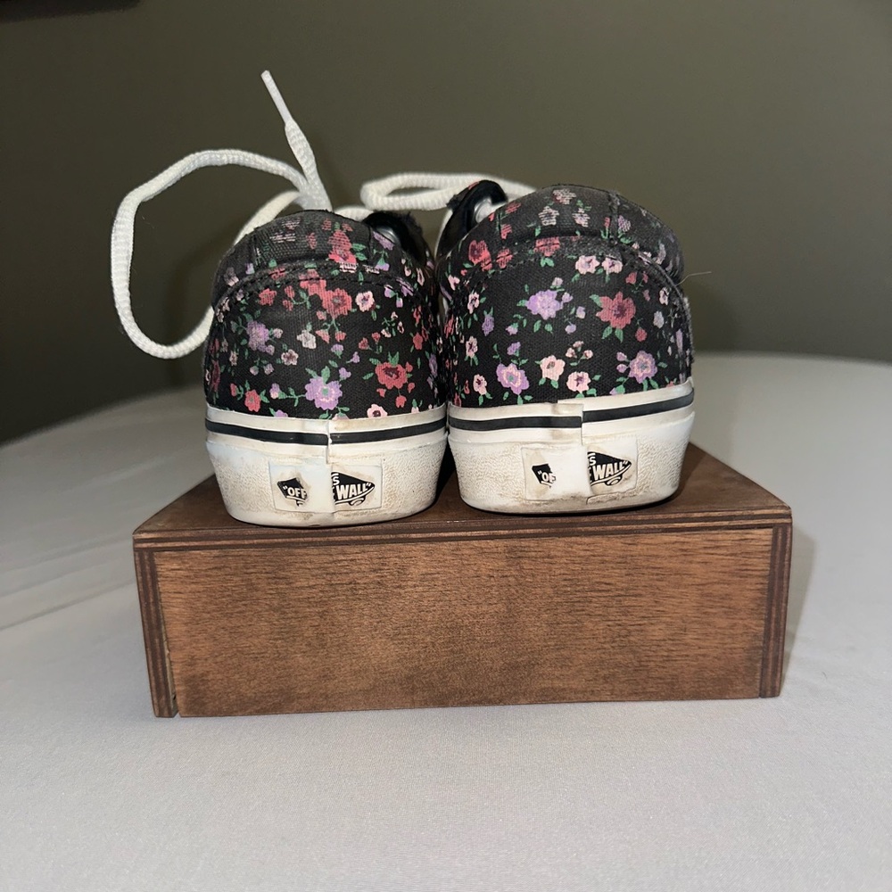 Vans • Liberty Floral Ditsy Low Top Sneakers Size 6 - Picture 3 of 8